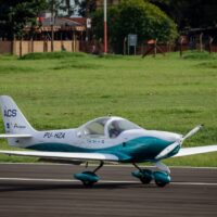 PRIMEIRO AVIÃO ELÉTRICO TRIPULADO DO BRASIL REALIZA PRIMEIRO VOO