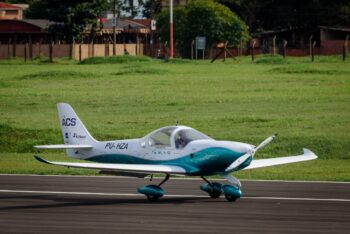 PRIMEIRO AVIÃO ELÉTRICO TRIPULADO DO BRASIL REALIZA PRIMEIRO VOO