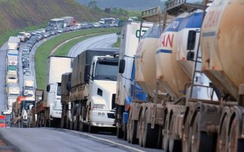 CRISE DOS CAMINHONEIROS EXPÕE HISTÓRICA DEPENDÊNCIA DO BRASIL NO TRANSPORTE RODOVIÁRIO